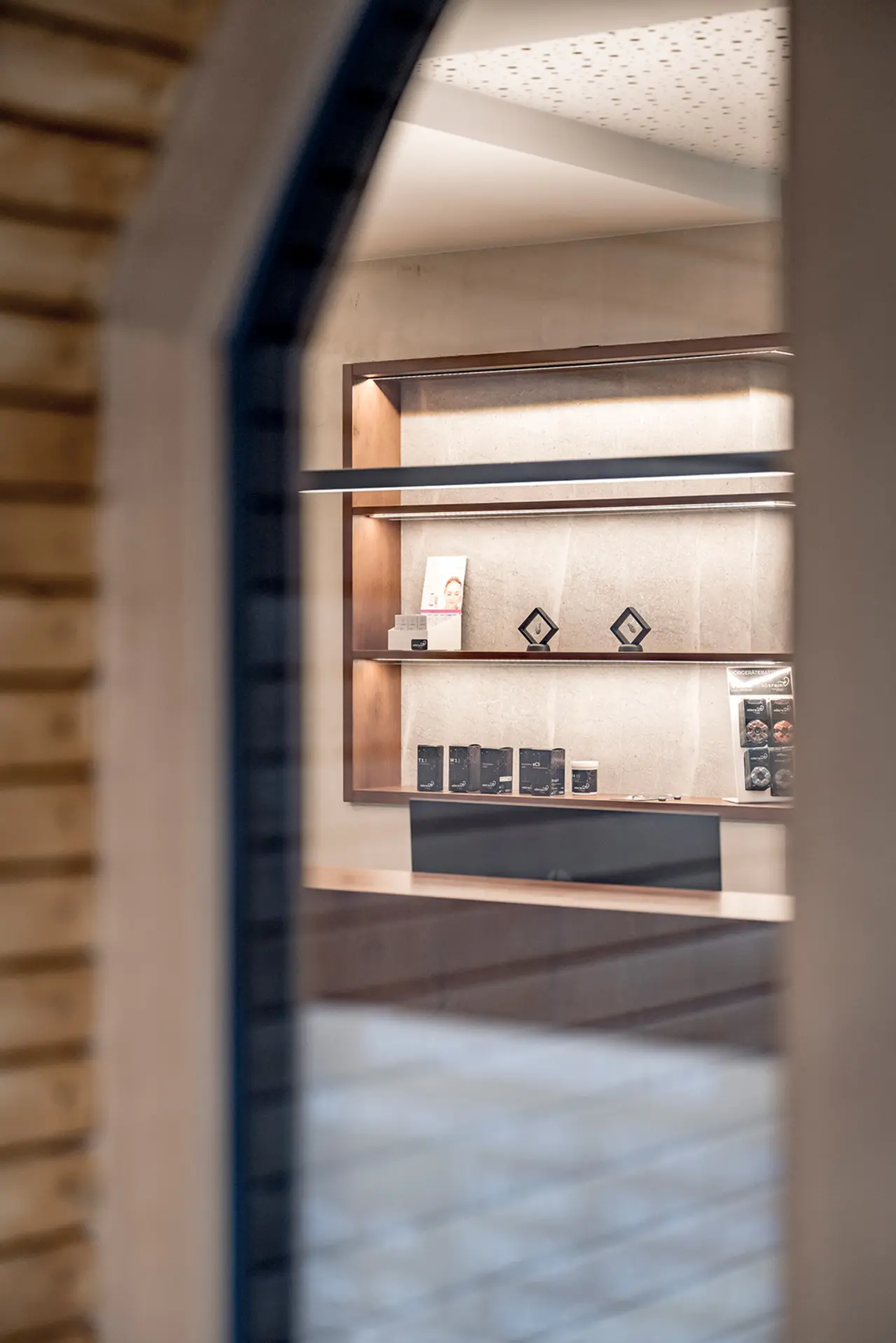 Blick durch das Fenster, bei dem die Rezeption gezeigt wird. 