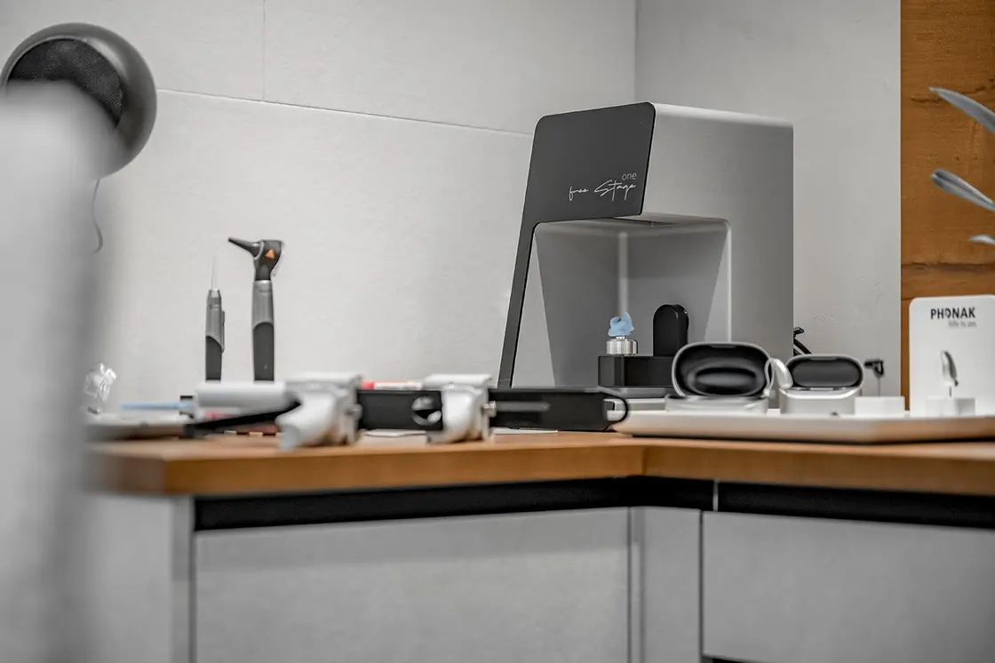 Detailaufnahme von Geräten, die für die Hörsysteme und Ohrenabdrücke verwendet werden.